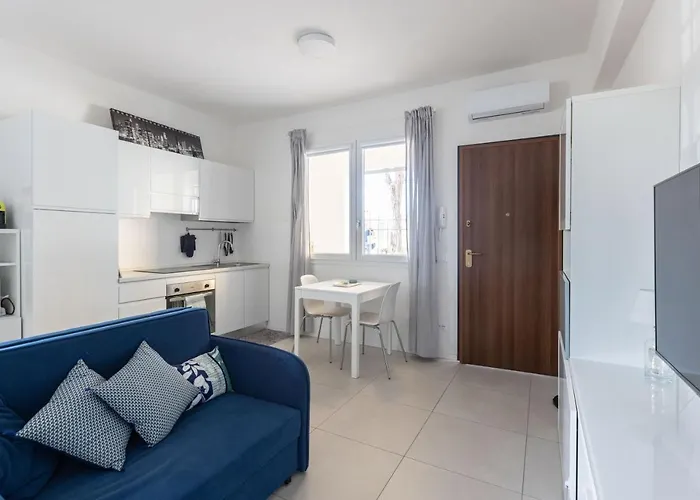 Elianto, By Short Holidays *