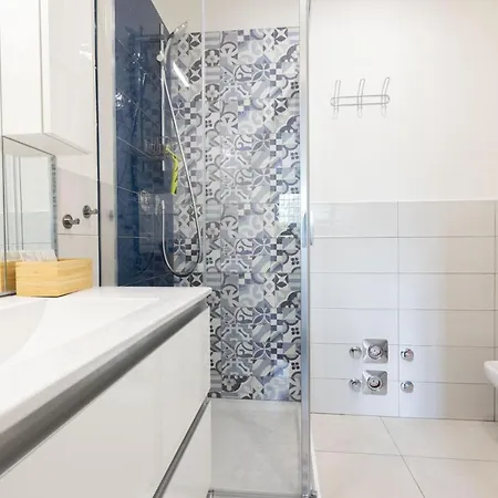 Elianto, By Short Holidays *